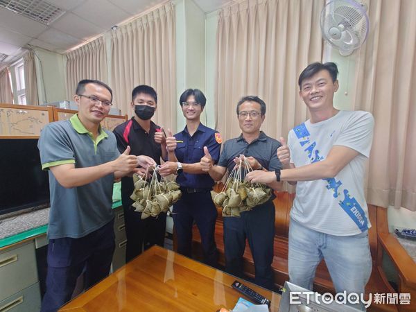 ▲吳祥斌主任代表台西警友辦事處帶著粽子前往到警分局，藉著一顆顆的粽子表達關心與祝福，分局長李宗儒代表同仁接受慰問。（圖／記者游瓊華翻攝）