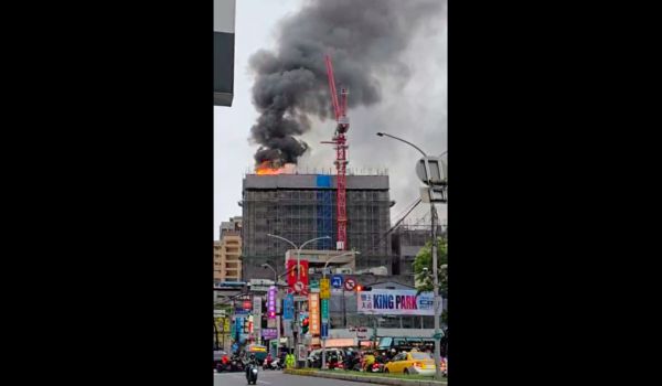 ▲▼新莊中正路工地頂樓大火             。（圖／民眾提供）