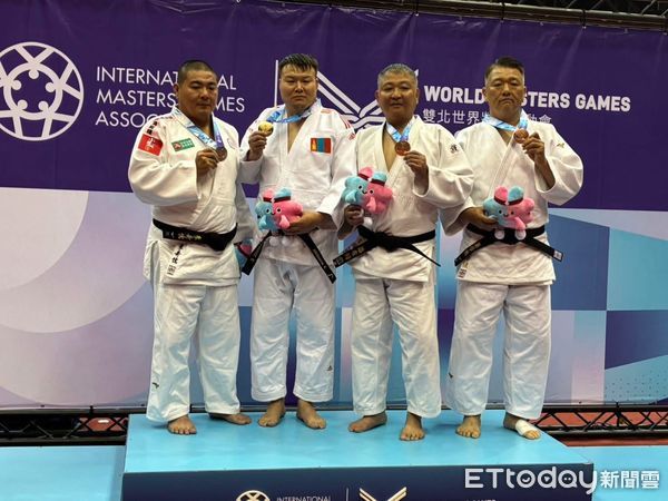 ▲蕭有緯於世壯運勇奪銅牌後與教練團合影，展現柔道精神不老鬥志。（記者林東良翻攝，下同）