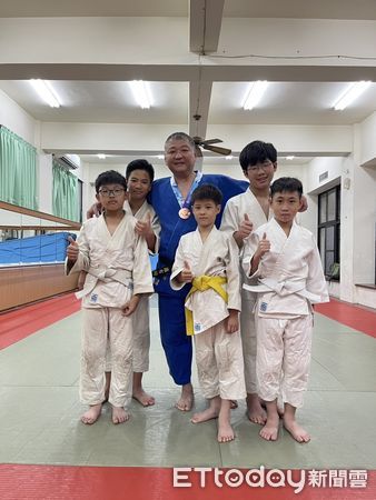 ▲蕭有緯於世壯運勇奪銅牌後與教練團合影，展現柔道精神不老鬥志。（記者林東良翻攝，下同）