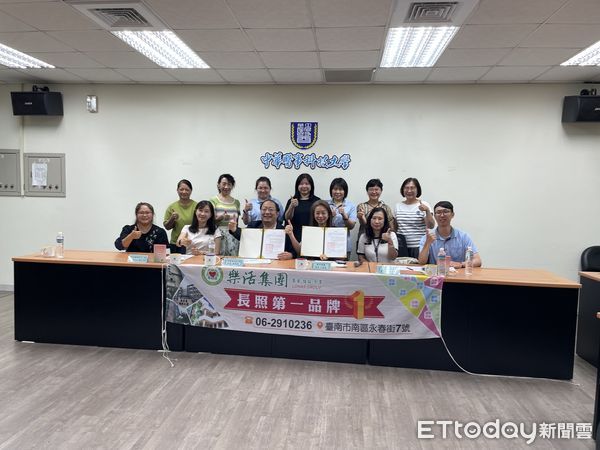 ▲樂活集團與中華醫事科技大學舉行產學合作簽約儀式，雙方師長與督導合影。（記者林東良翻攝，下同）