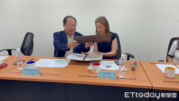▲樂活集團與中華醫事科技大學舉行產學合作簽約儀式，雙方師長與督導合影。（記者林東良翻攝，下同）