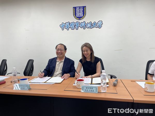 ▲樂活集團與中華醫事科技大學舉行產學合作簽約儀式，雙方師長與督導合影。（記者林東良翻攝，下同）