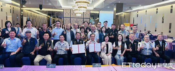 ▲台南市商業總會與商研院簽署合作備忘錄，推動AI導入與數位轉型。（記者林東良翻攝，下同）