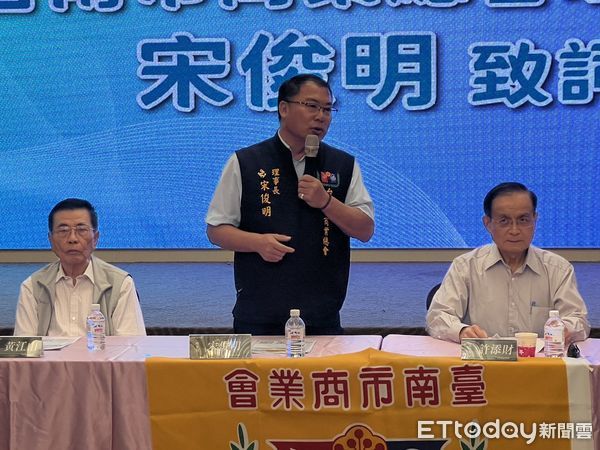 ▲台南市商業總會與商研院簽署合作備忘錄，推動AI導入與數位轉型。（記者林東良翻攝，下同）