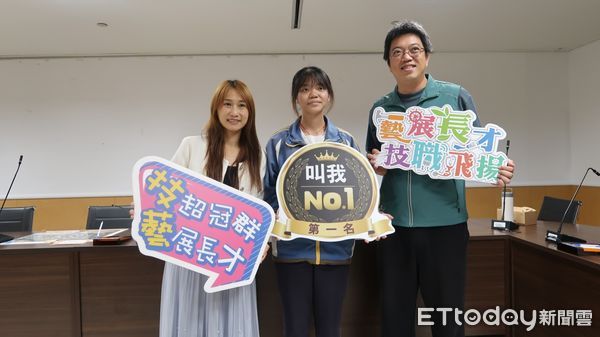 ▲台南市推動技職教育成果豐碩，16名績優人員獲全國表揚，師生合影留下榮耀時刻。（記者林東良翻攝，下同）