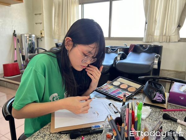 ▲台南市推動技職教育成果豐碩，16名績優人員獲全國表揚，師生合影留下榮耀時刻。（記者林東良翻攝，下同）