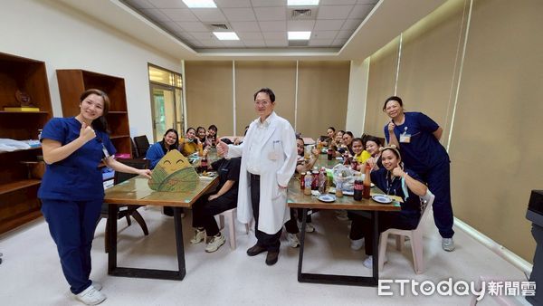 ▲中榮埔里分院護理之家邀印尼籍看護工嚐粽學俗，體驗端午節和台灣文化。（圖／台中榮總埔里分院提供）