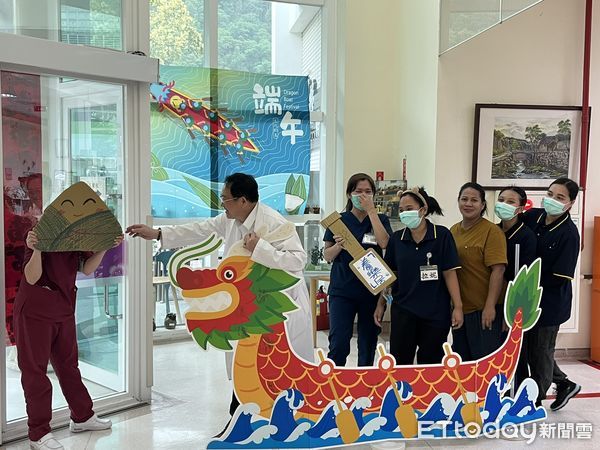 ▲中榮埔里分院護理之家邀印尼籍看護工嚐粽學俗，體驗端午節和台灣文化。（圖／台中榮總埔里分院提供）