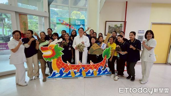 ▲中榮埔里分院護理之家邀印尼籍看護工嚐粽學俗，體驗端午節和台灣文化。（圖／台中榮總埔里分院提供，下同）