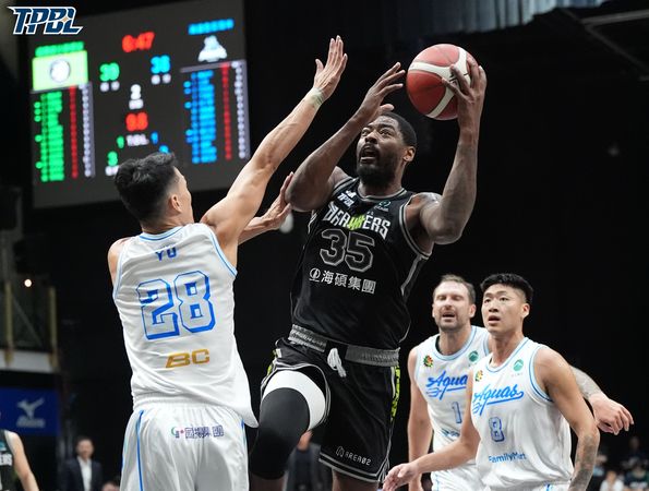 ▲海神于煥亞、胡瓏貿，夢想家霍爾曼、馬建豪。（圖／TPBL職籃提供）