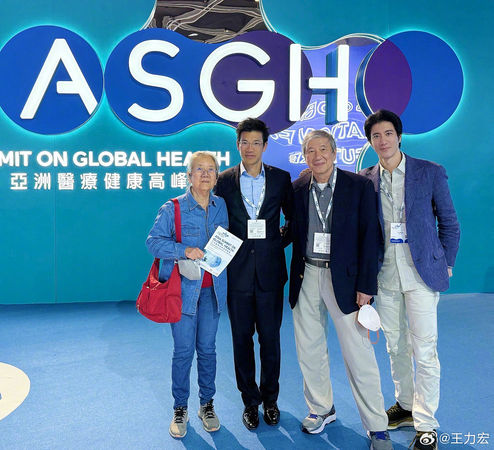 ▲▼王力宏赴港挺博士哥！一家高學歷曝光他自嘲「混最差的」。（圖／翻攝自微博／王力宏）