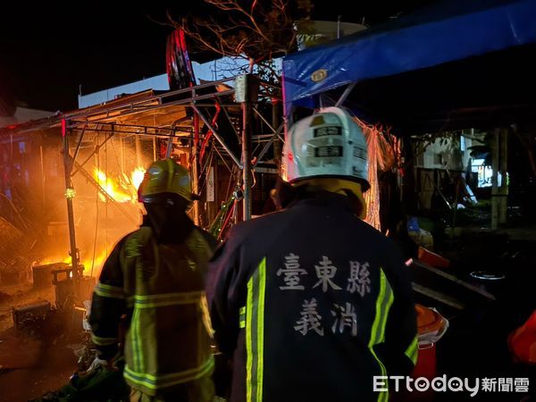 ▲▼台東鯊魚黑幫餐廳爆炸起火　警消出動10車26人灌救。（圖／記者楊晨東翻攝）