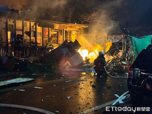 ▲▼台東鯊魚黑幫餐廳爆炸起火　警消出動10車26人灌救。（圖／記者楊晨東翻攝）