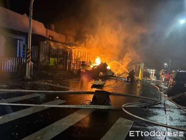 ▲▼台東鯊魚黑幫餐廳爆炸起火　警消出動10車26人灌救。（圖／記者楊晨東翻攝）