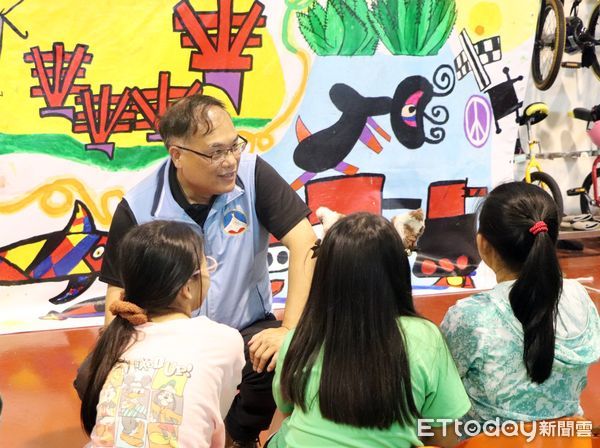 ▲▼從砲火畫出世界的和平之島  多年國小《和平金門島》巨幅壁畫日本參展。（圖／記者林名揚翻攝）