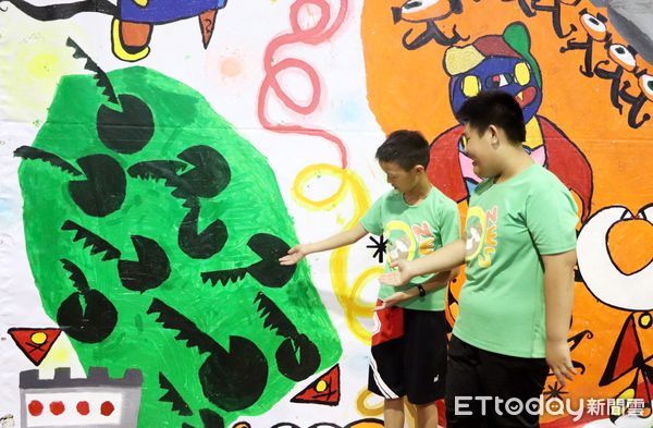 ▲▼從砲火畫出世界的和平之島  多年國小《和平金門島》巨幅壁畫日本參展。（圖／記者林名揚翻攝）