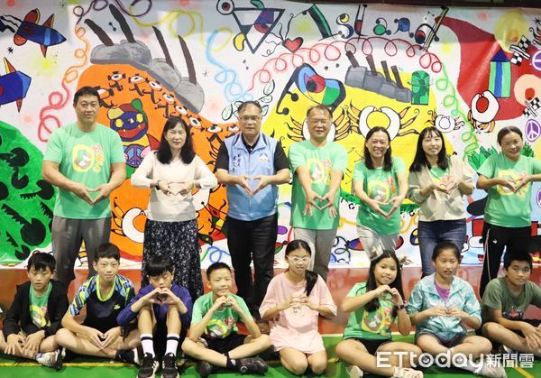 ▲▼從砲火畫出世界的和平之島  多年國小《和平金門島》巨幅壁畫日本參展。（圖／記者林名揚翻攝）