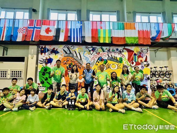 ▲▼從砲火畫出世界的和平之島  多年國小《和平金門島》巨幅壁畫日本參展。（圖／記者林名揚翻攝）