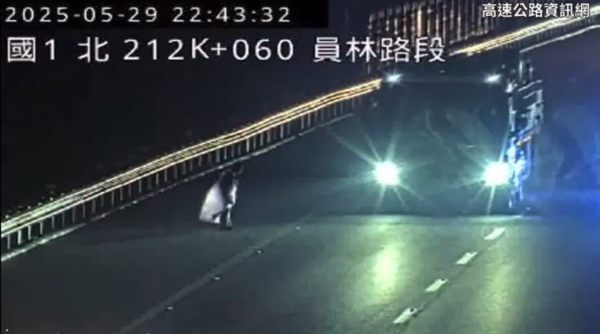 ▲▼一名男子深夜闖入國道1號北向彰化員林段，遭3車撞輾不治。（圖／翻攝國道監視器）