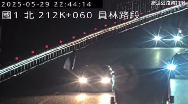 ▲▼一名男子深夜闖入國道1號北向彰化員林段，遭3車撞輾不治。（圖／翻攝國道監視器）