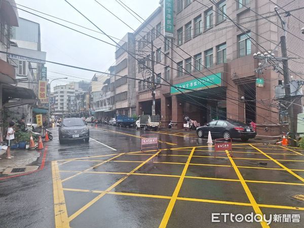 ▲▼台中昨天下午大雨，造成電線桿倒塌，上百戶停電，員警到場指揮交通。（圖／民眾提供，下同）