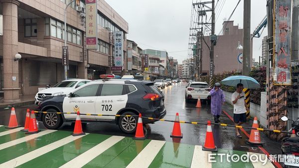 ▲▼台中昨天下午大雨，造成電線桿倒塌，上百戶停電，員警到場指揮交通。（圖／民眾提供，下同）