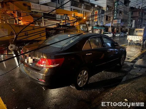 ▲▼台中昨天下午大雨，造成電線桿倒塌，上百戶停電，員警到場指揮交通。（圖／民眾提供，下同）