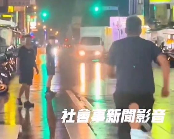 ▲▼1輛物流車駕駛忙送貨忘手剎車，車子倒退嚕撞毀5機車。（圖／記者鄧木卿翻攝）