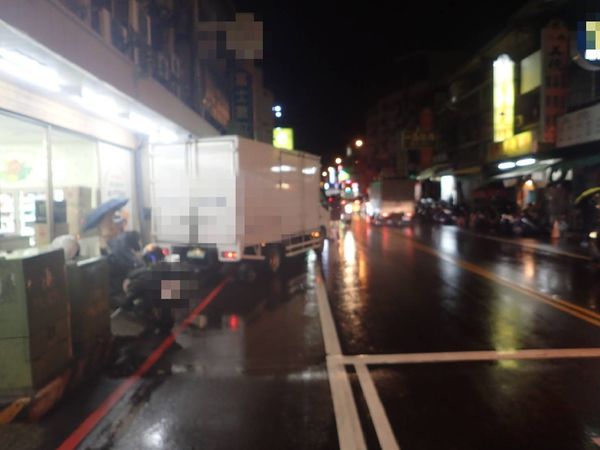 ▲▼1輛物流車駕駛忙送貨忘手剎車，車子倒退嚕撞毀5機車。（圖／記者鄧木卿翻攝）