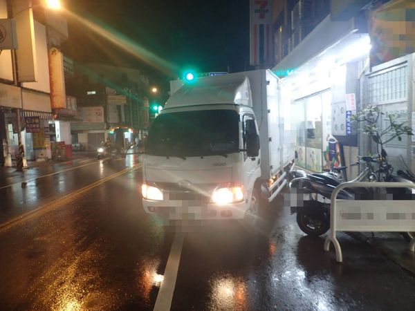 ▲▼1輛物流車駕駛忙送貨忘手剎車，車子倒退嚕撞毀5機車。（圖／記者鄧木卿翻攝）