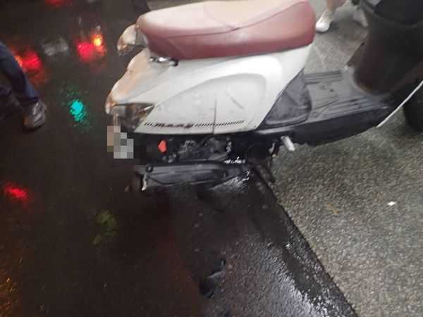 ▲▼1輛物流車駕駛忙送貨忘手剎車，車子倒退嚕撞毀5機車。（圖／記者鄧木卿翻攝）