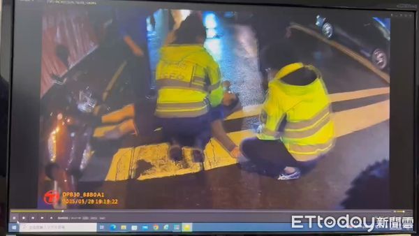 ▲▼       男子停等紅燈突無意識昏倒 北屯警見狀跪地CPR 與死神博命      。（圖／記者鄧木卿翻攝）