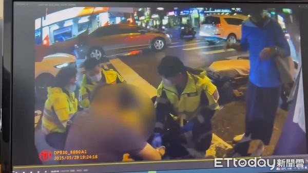 ▲▼       男子停等紅燈突無意識昏倒 北屯警見狀跪地CPR 與死神博命      。（圖／記者鄧木卿翻攝）