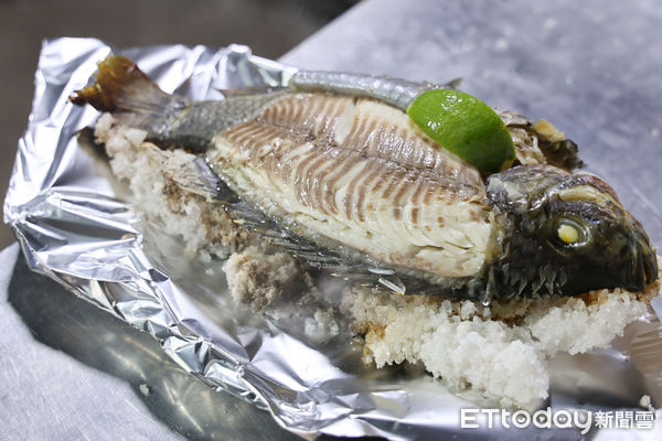 ▲台南市長黃偉哲化身夜市導遊，推廣台灣鯛從國宴到夜市的多樣吃法，展現地方水產實力。（圖／記者林東良翻攝，下同）