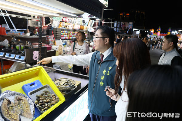 ▲台南市長黃偉哲化身夜市導遊，推廣台灣鯛從國宴到夜市的多樣吃法，展現地方水產實力。（圖／記者林東良翻攝，下同）