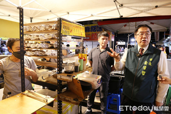 ▲台南市長黃偉哲化身夜市導遊，推廣台灣鯛從國宴到夜市的多樣吃法，展現地方水產實力。（圖／記者林東良翻攝，下同）