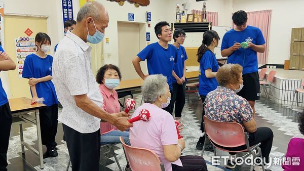 ▲嘉南藥理大學USR團隊走入永安保寧社區，指導長輩手作艾草按摩搥，傳遞節慶祝福與健康關懷。（記者林東良翻攝，下同）