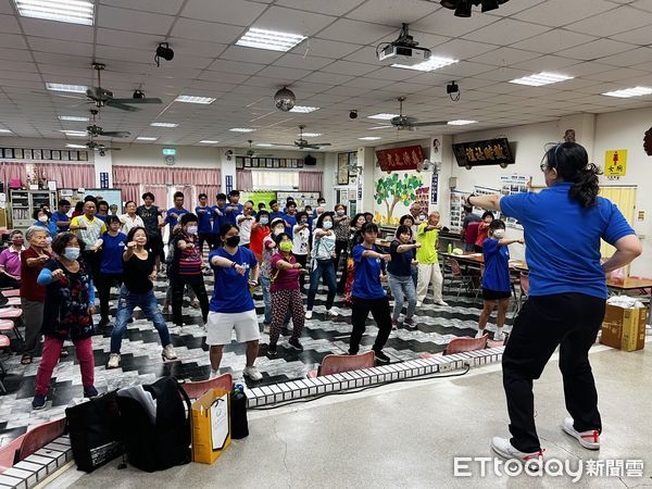 ▲嘉南藥理大學USR團隊走入永安保寧社區，指導長輩手作艾草按摩搥，傳遞節慶祝福與健康關懷。（記者林東良翻攝，下同）