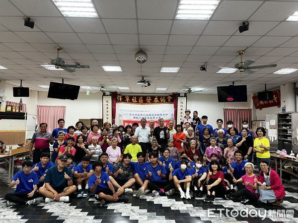 ▲嘉南藥理大學USR團隊走入永安保寧社區，指導長輩手作艾草按摩搥，傳遞節慶祝福與健康關懷。（記者林東良翻攝，下同）