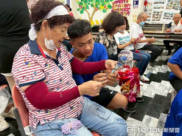 ▲嘉南藥理大學USR團隊走入永安保寧社區，指導長輩手作艾草按摩搥，傳遞節慶祝福與健康關懷。（記者林東良翻攝，下同）