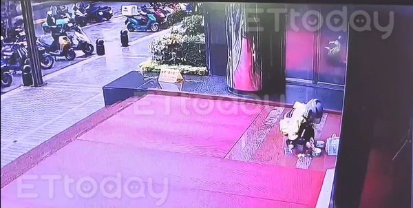 ▲外送員不慎將餐點撒出，卻又撿回交給女工程師食用。（圖／記者陸運陞翻攝）