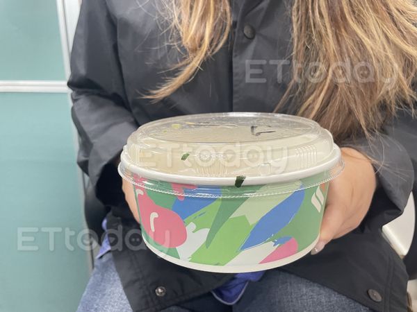 ▲外送員不慎將餐點撒出，卻又撿回交給女工程師食用。（圖／記者陸運陞翻攝）
