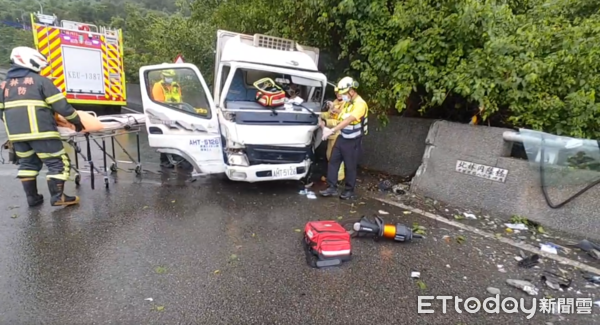 ▲▼雲林林內小貨車自撞。（圖／記者游瓊華翻攝）