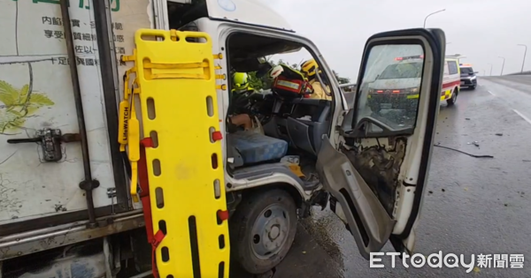 ▲▼雲林林內小貨車自撞。（圖／記者游瓊華翻攝）