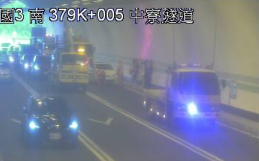 ▲▼國道3號南向，高雄中寮隧道內傳出4車追撞。（圖／翻攝國道監視器）