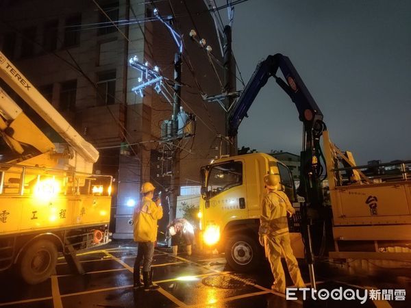 ▲▼大里一棟商辦大樓施工不慎，造成2根電線桿塌陷，689戶全數復電，中市府要罰2萬7千元。（圖／台電提供，下同）