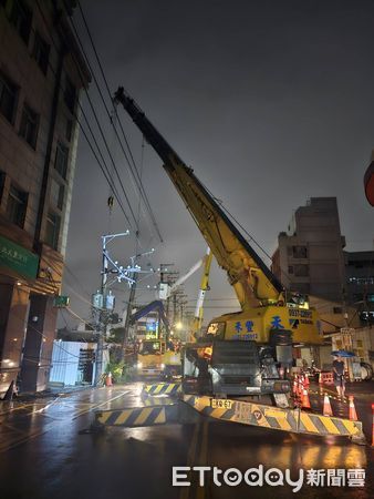 ▲▼大里一棟商辦大樓施工不慎，造成2根電線桿塌陷，689戶全數復電，中市府要罰2萬7千元。（圖／台電提供，下同）