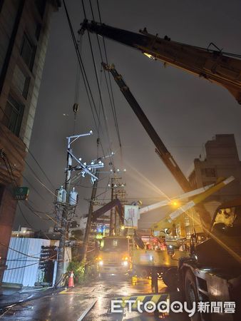▲▼大里一棟商辦大樓施工不慎，造成2根電線桿塌陷，689戶全數復電，中市府要罰2萬7千元。（圖／台電提供，下同）