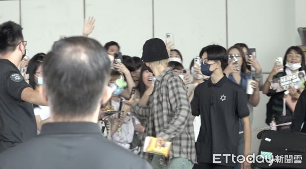 ▲▼Mark抵台寵粉收禮物。（圖／記者劉亮亨攝）